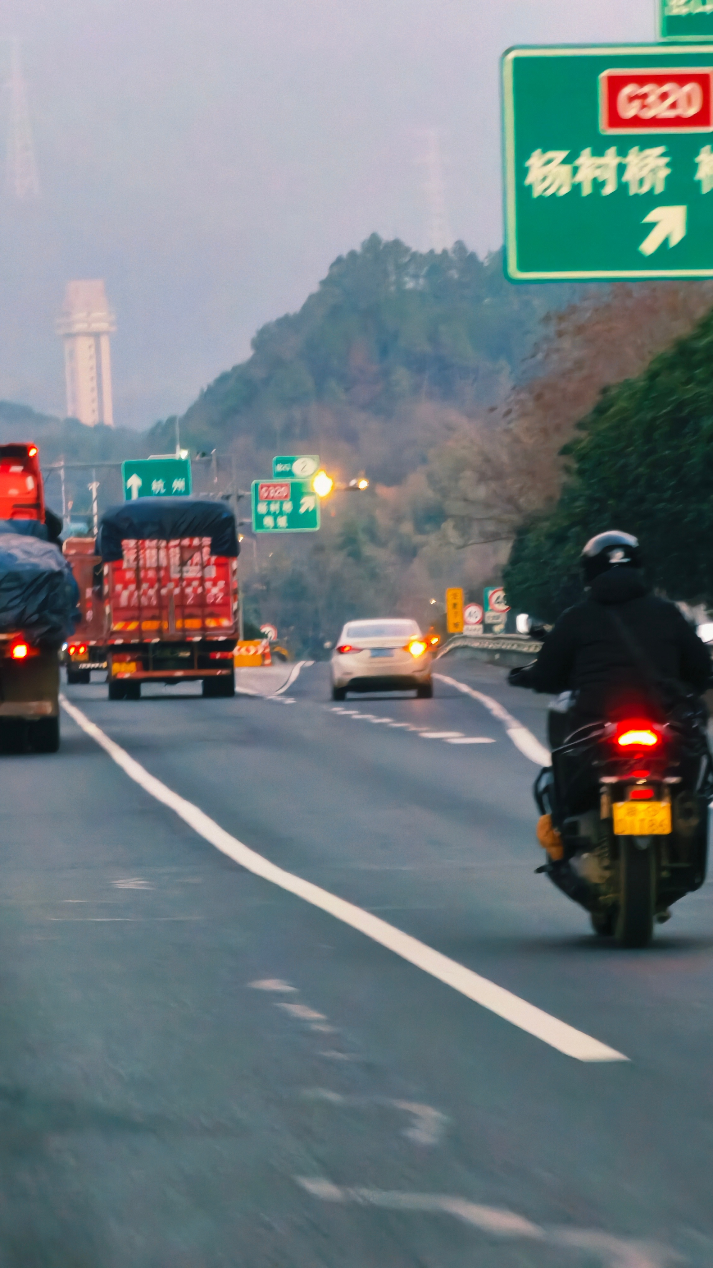 现在生活条件好了，买车也越来越普遍。虽说城里建了不少停车场，但车子一多，不管开到
