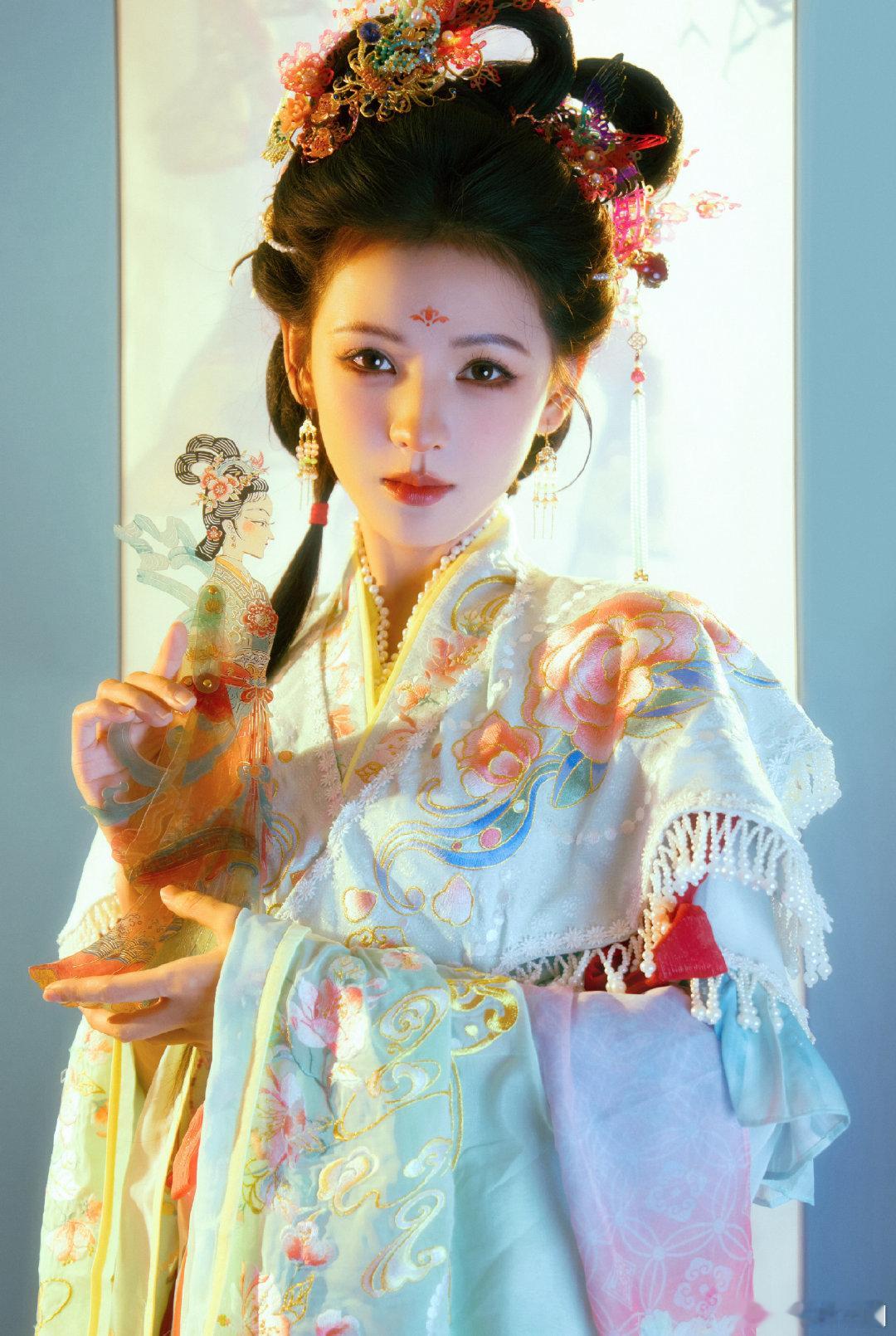 张予曦皮影织女古风造型 花钿、高髻加上飘逸的裙摆，张予曦这身扮相好绝，仿佛从古画