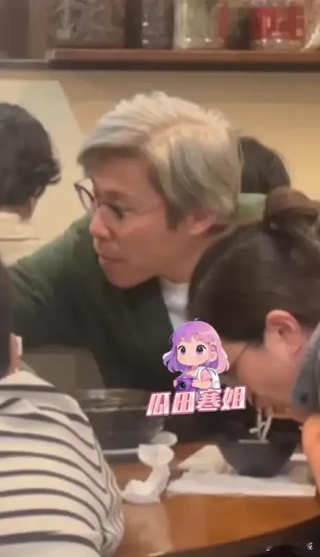 李乃文的儿子在日本，一家三口在小饭店就餐？
 
9月22日，有八卦媒体在日本京都