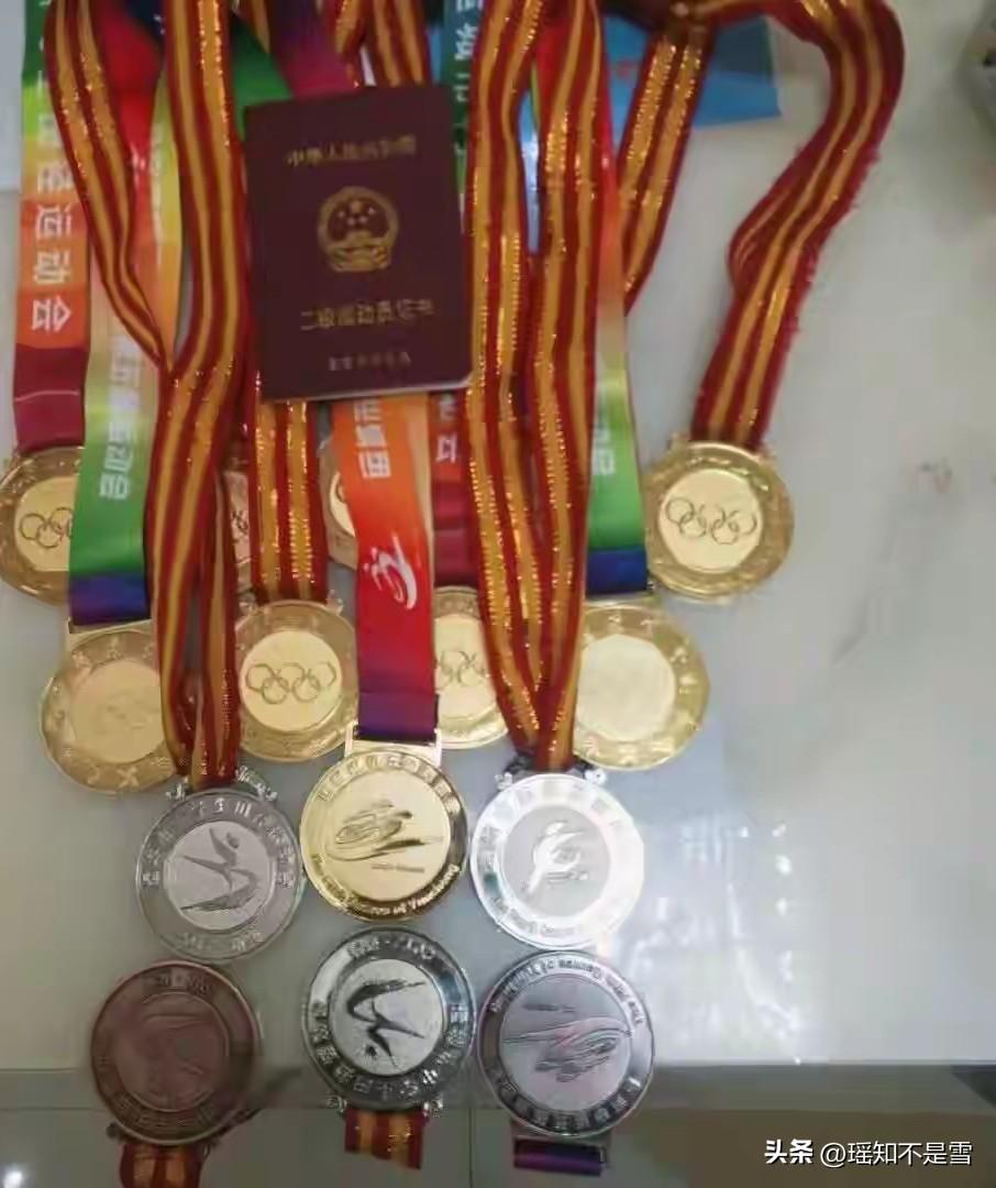 最近，云南00后支教老师李文义卖掉金牌给乡村孩子买学习物资的视频被一名博主发到网