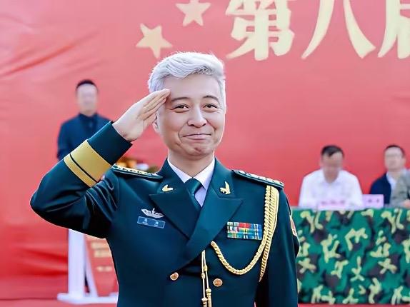 看着真让人心酸。
才五十岁的年龄却像七十岁老人。
满头的白发，
满脆的皱纹。
多