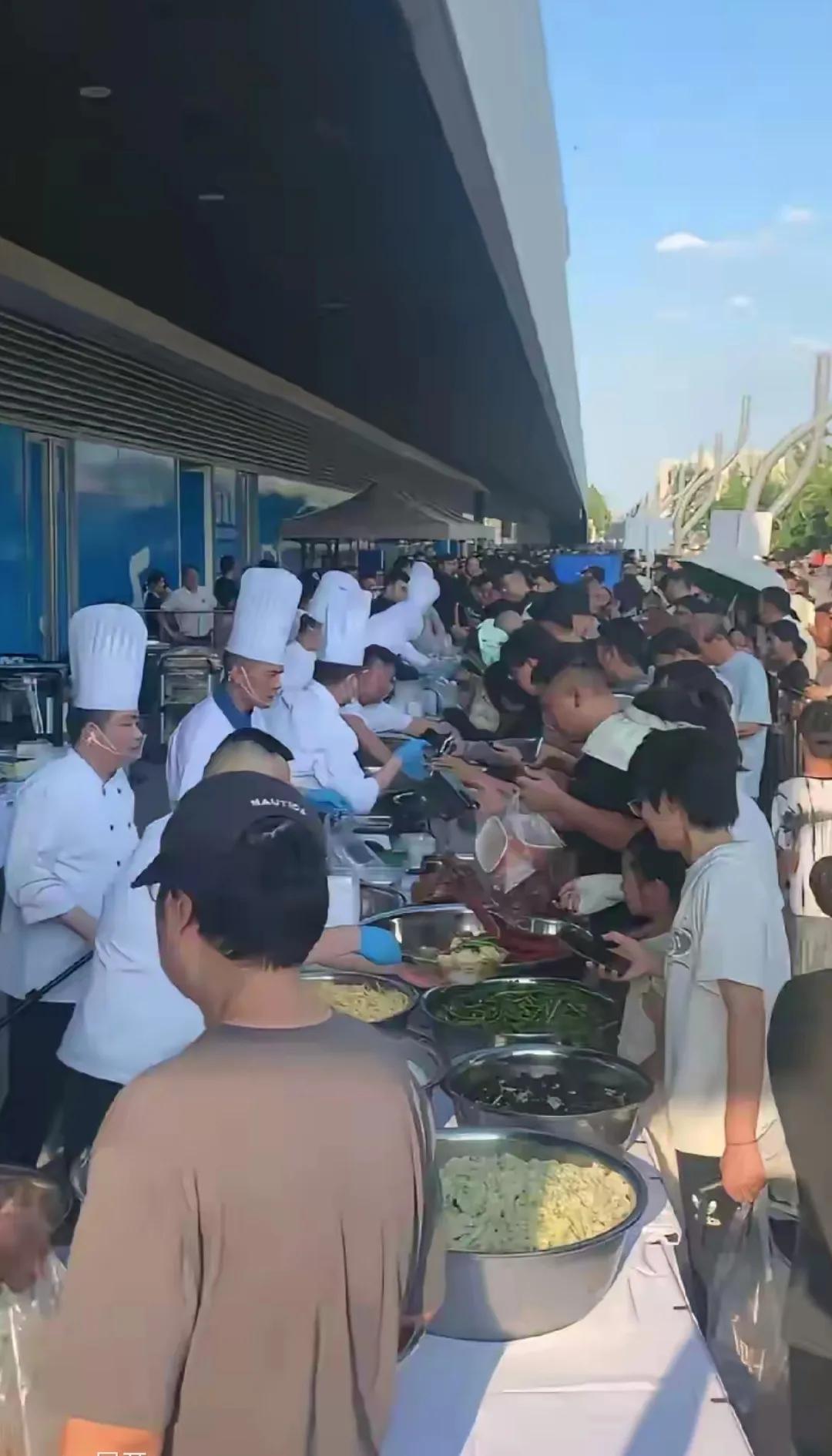 星级外卖火了！

很多大酒店

放下身价开始摆摊了

有时一天可以卖9w

老百
