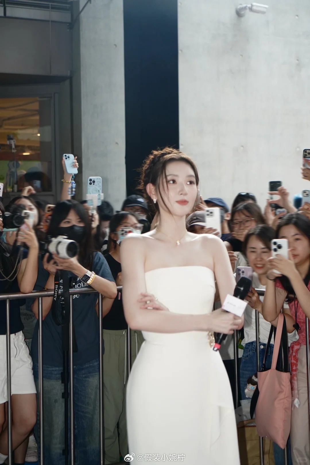 王玉雯白色抹胸长裙谁给王玉雯选的这条白色抹胸长裙，建议原地加薪。整个人白到发光，
