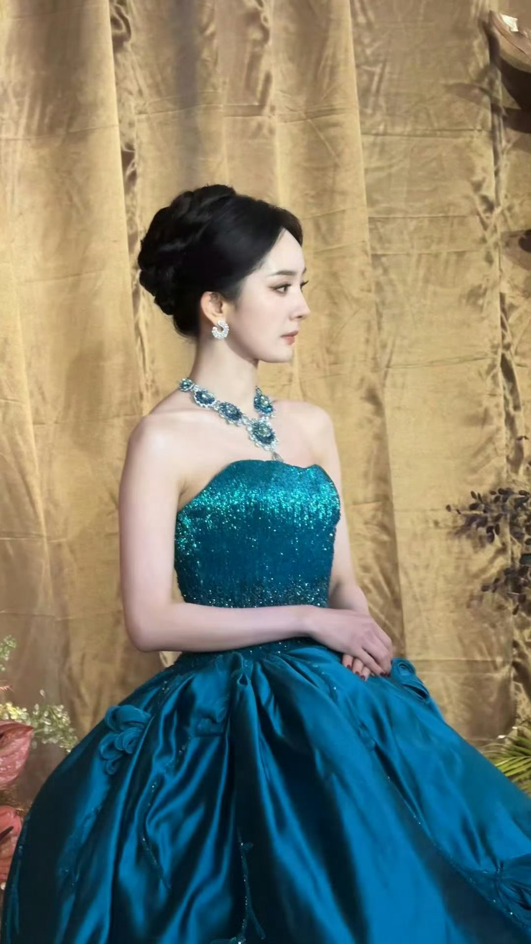 杨幂 蓝孔雀女王真正的顶流有冷脸自由真的不建议在红毯上笑得太谄媚 ​​​