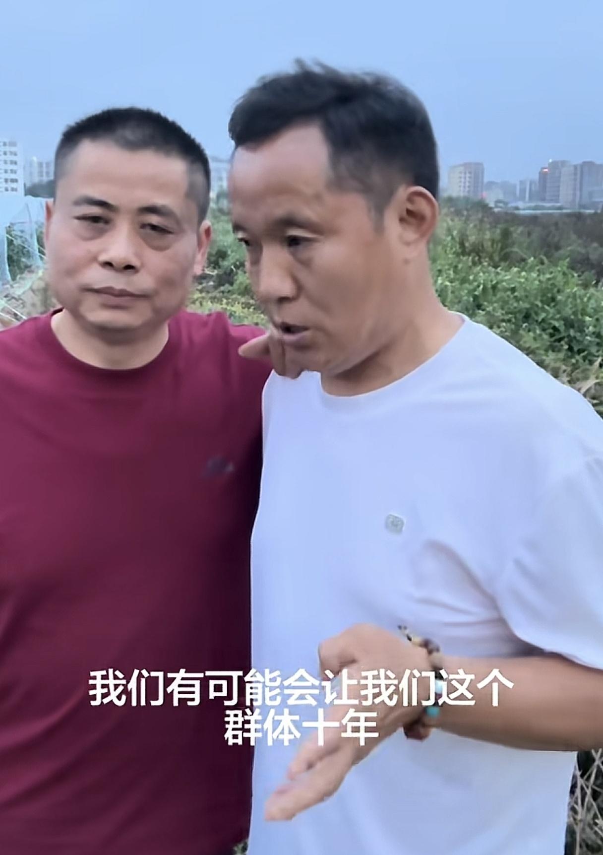 杜小华和肖晓松爸爸去汕头了，他们去调查一件事情，他们说有个买家在操控互联网，危害