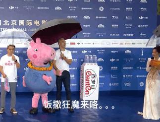佩奇和乔治走红毯0人想到北影节红毯最会饭撒的居然是小猪佩奇和乔治。虽然下着雨但丝