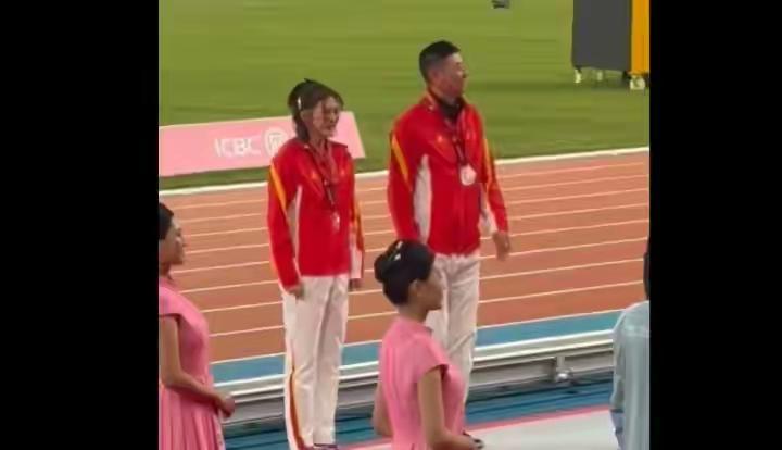 吴艳妮颁奖典礼上掩面痛哭！三届全运会2银1铜，她的遗憾谁懂？
💔“还是没等到金