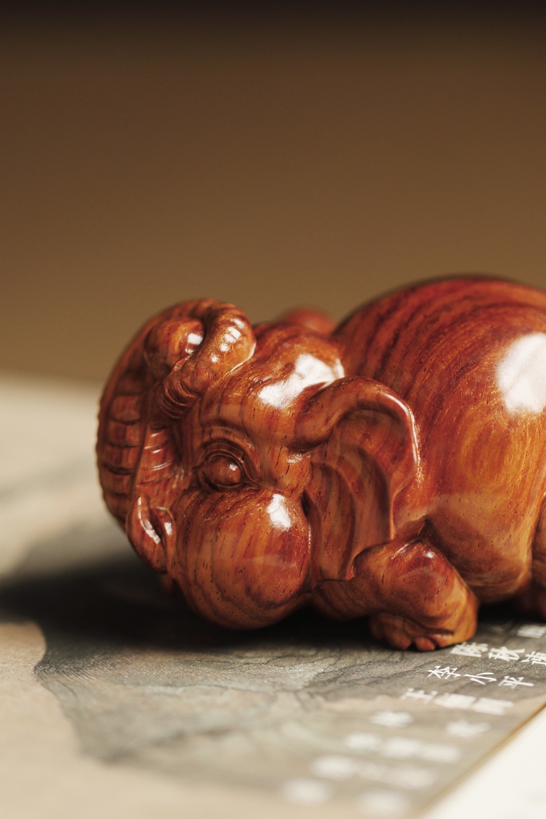 海黄 | 吉象刀工精确、稳重，刻画出其生动的神情姿态，细致的线条和皮肤纹理，饱含