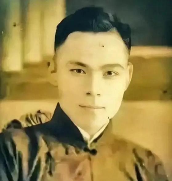 1939年上海擂台，魏庆春被武士刀捅穿胸膛。他没倒下，反而顶着刀锋往前走。台下七