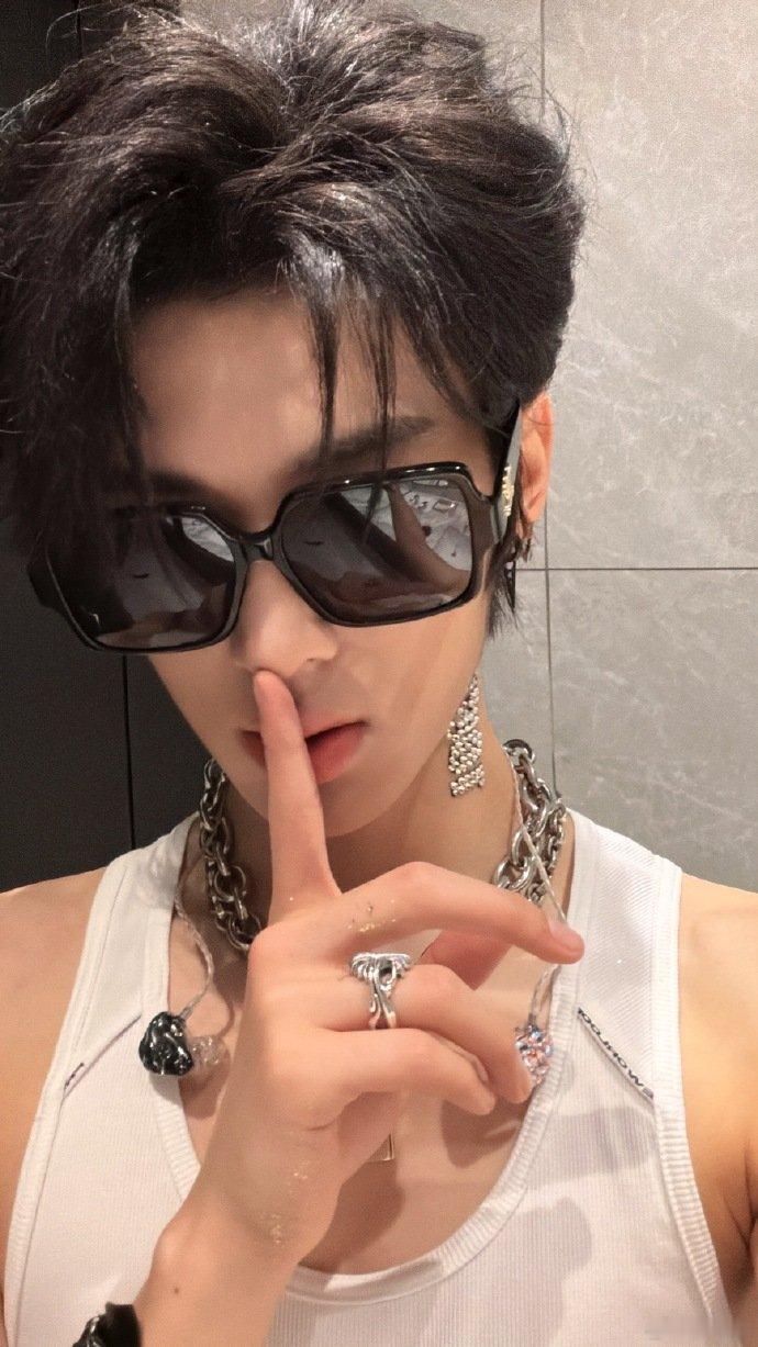 张峻豪把头像换成朱志鑫嘘了  纪律委员鼻祖张峻豪把头像换成朱志鑫嘘了，俺真的不中