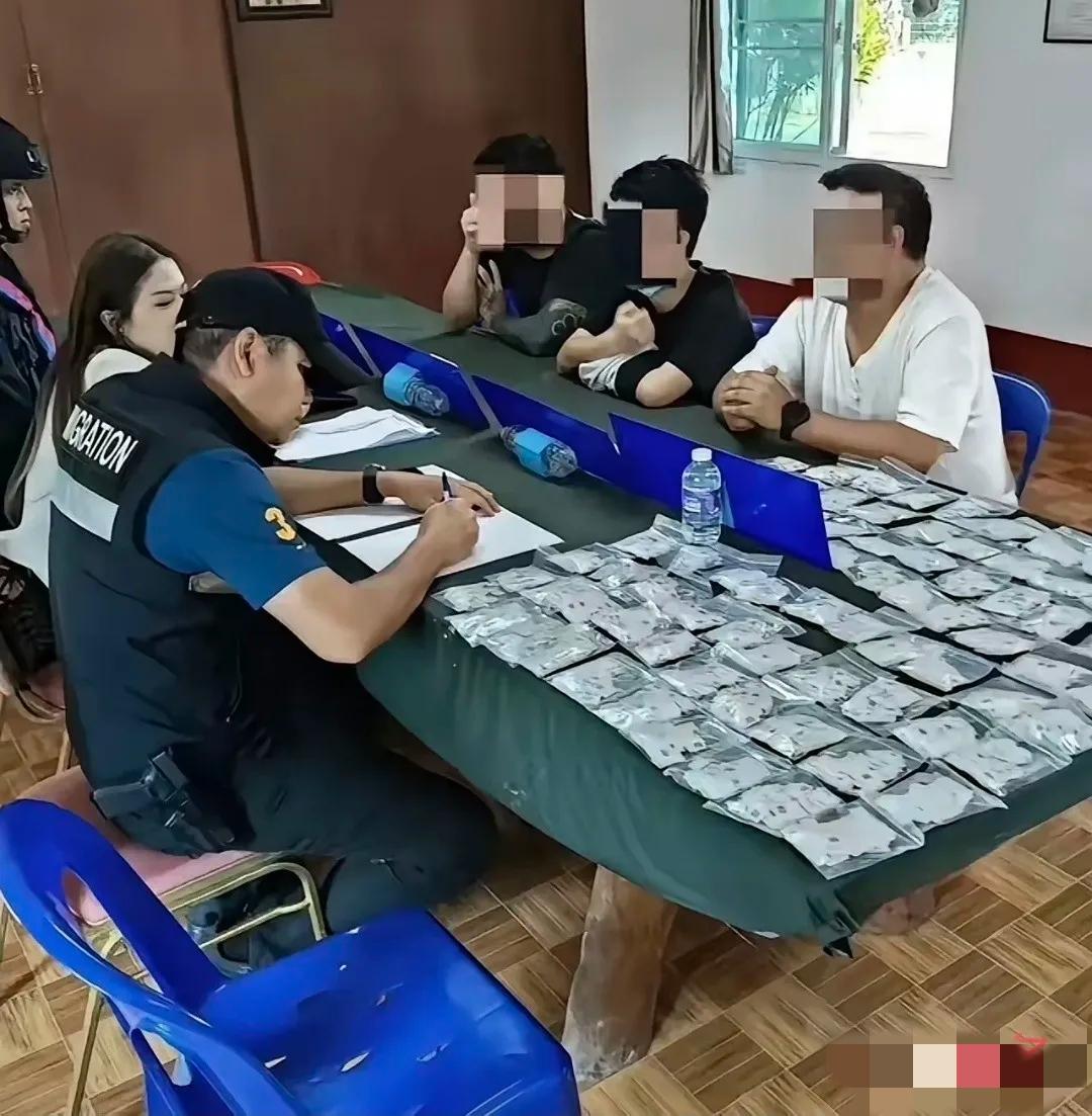我刚看到这个新闻都惊了！泰柬边境抓了三个人，行李里翻出来整整8000多张电话卡！