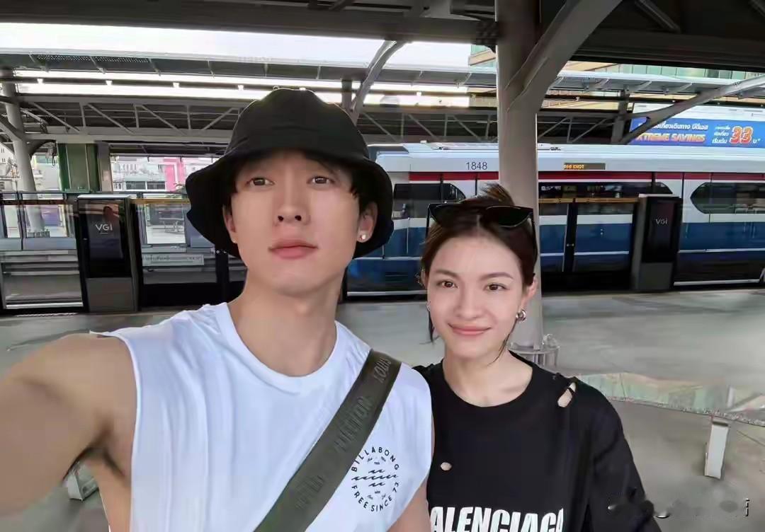 作家王恺赞侯雯元低调儒雅，宅家读书健身。

还说侯雯元的前女友已经攀高枝了，看来