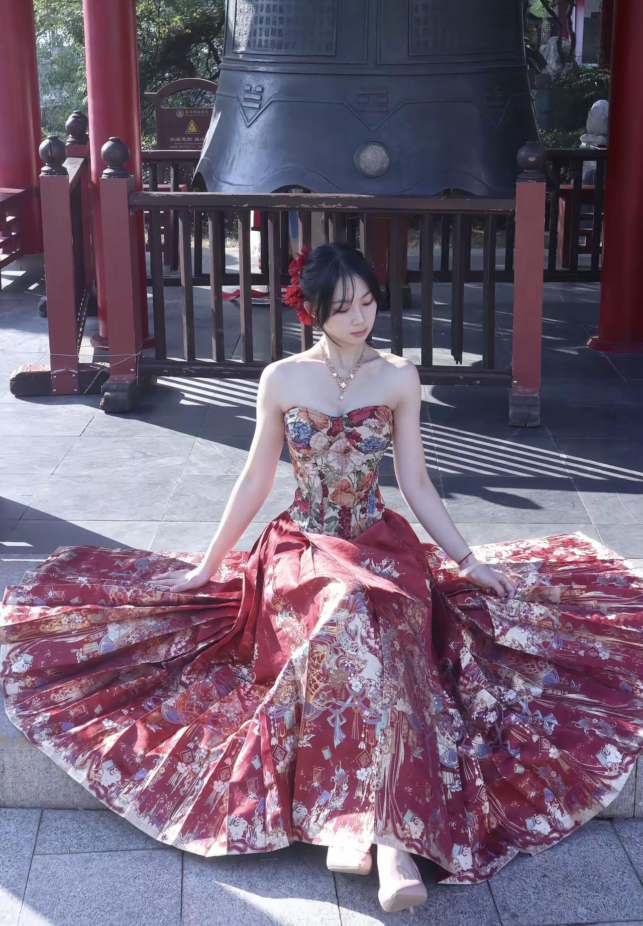 世人爱她的容颜，更沉醉她灵魂散发的幽香。