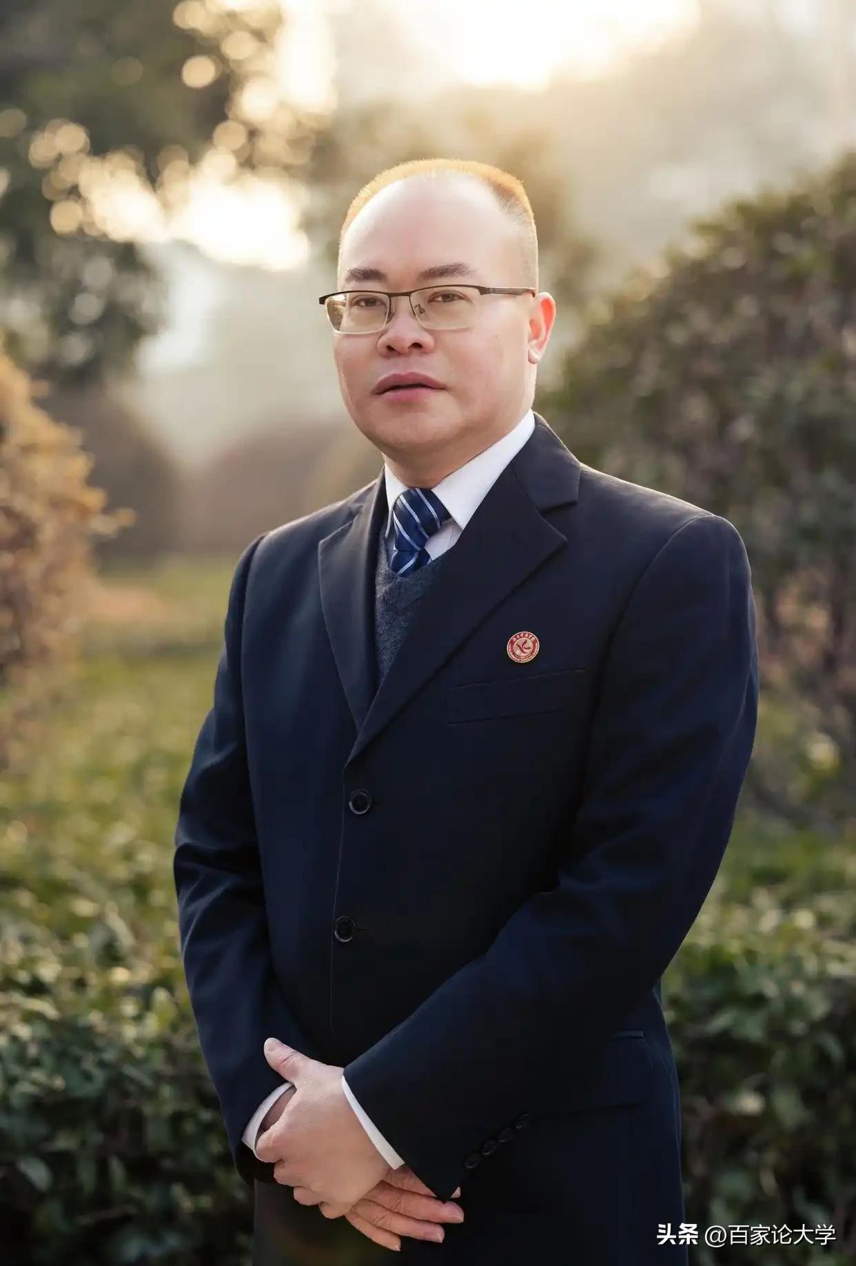 湖南科技学院80后副校长何海被免职，未公布新职务，去向成谜。

近日，湖南省公布