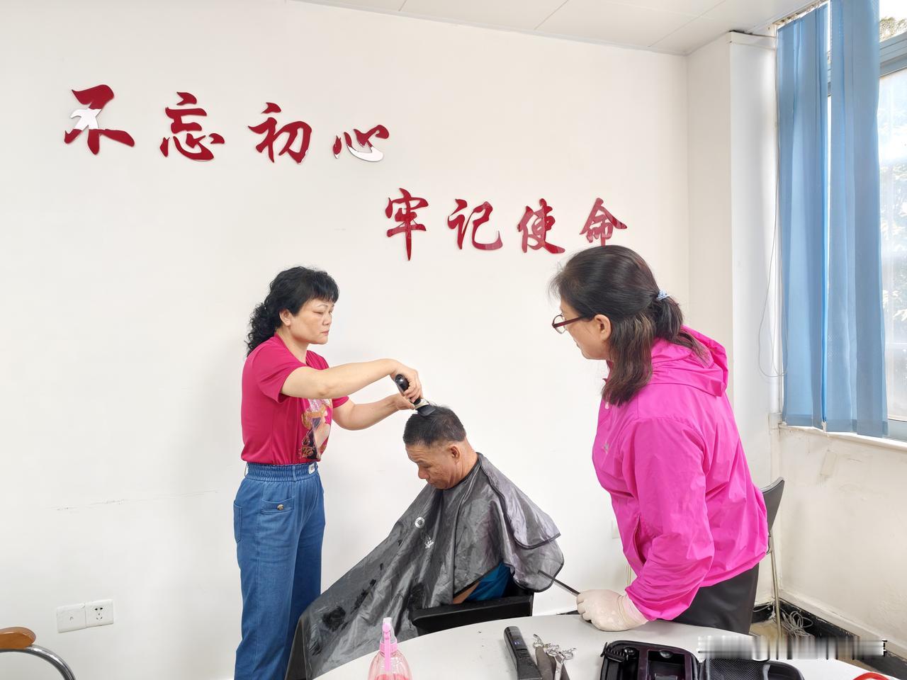 这位中国好人理剪发29年，只收十元，残疾人和老人免费