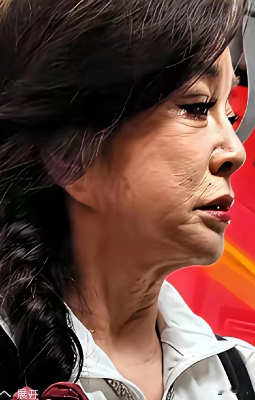晓庆姐真的老了。
虽然我一直拒绝承认，姐也一直非常努力地证明她是真正的“不老女神