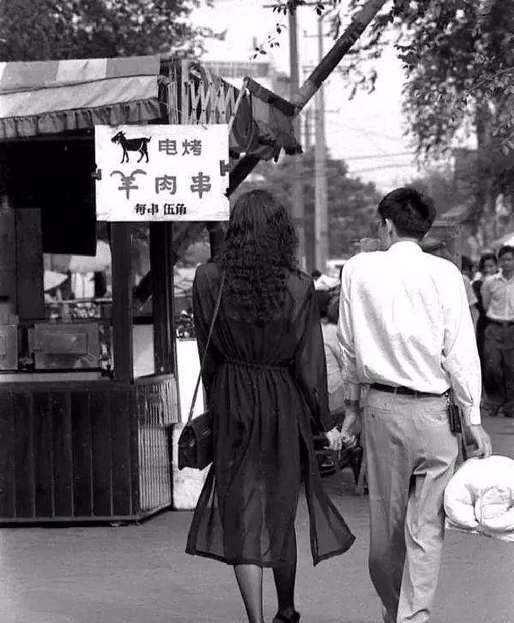1993年，成都春熙路，一对情侣拉着手指头逛街时的背影。

那时候的羊肉串，都已