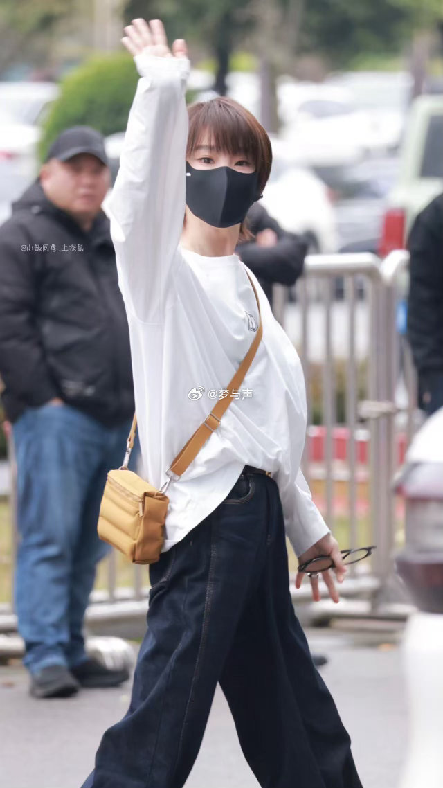 谢楠发芒果跳刀马 粉丝探班最幸福的事，莫过于偶像愿意停下来跟你玩。谢楠不仅秀了段