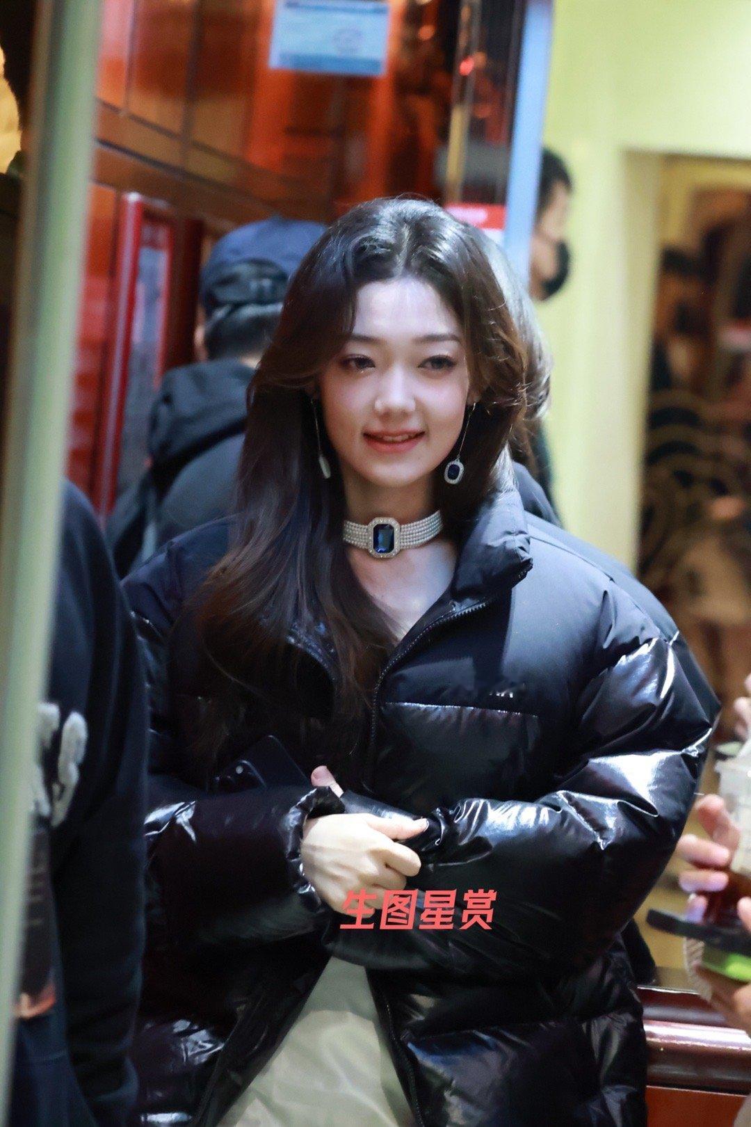希林娜依高慈善盛典下班，冻美人希林注意保暖 | 2426独家 ​​​