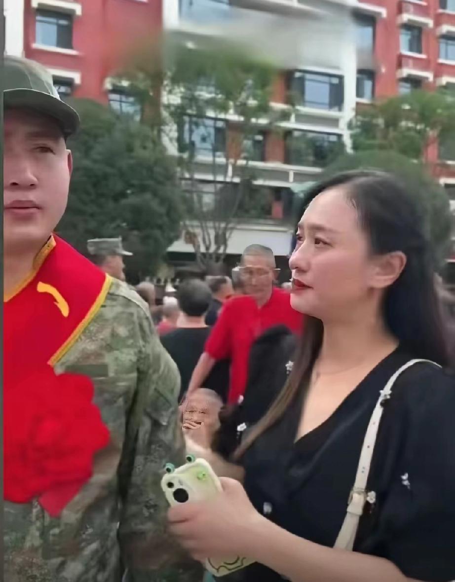 看哭了！一姑姑送侄子去参军，车站里别人都是爸妈送行，她却一个人站在队伍外面，眼泪