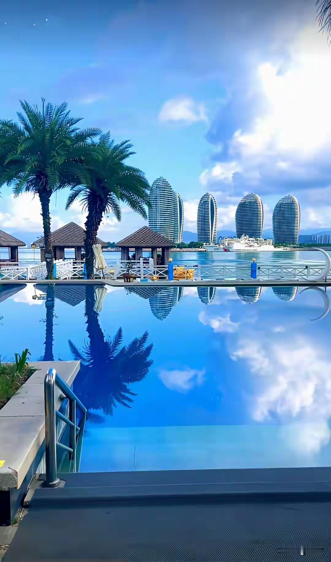 上联:黄沙漫漫天涯路
下联:碧水悠悠海角情
横批:海阔天空