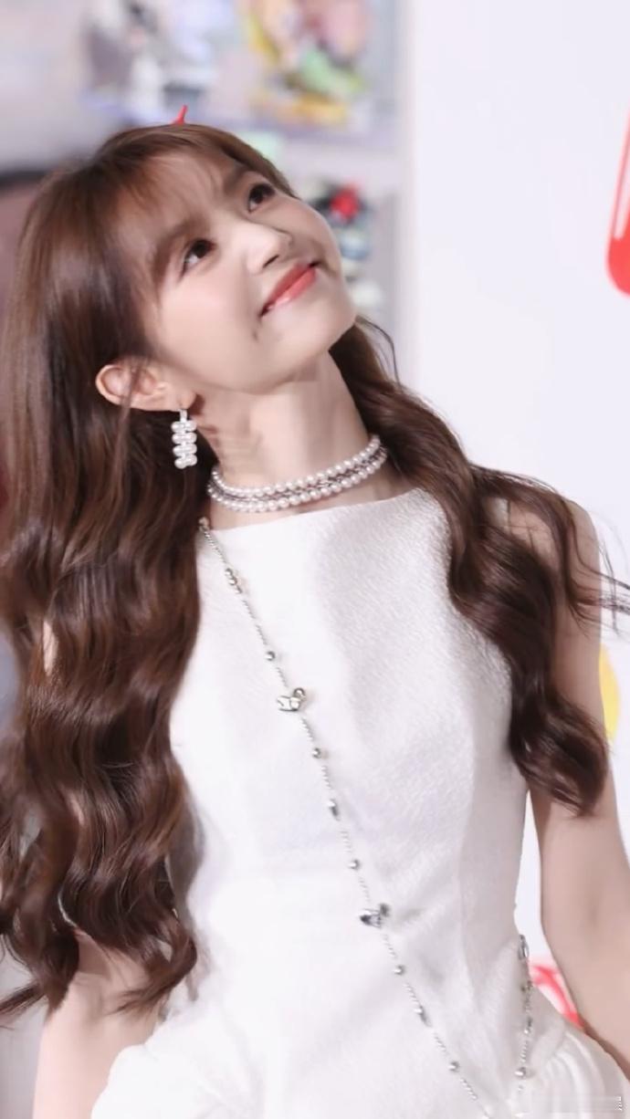 近距离吸田曦薇美貌这个距离看田曦薇是什么神仙运气上海线下新鲜出镜，灵动美貌持续输