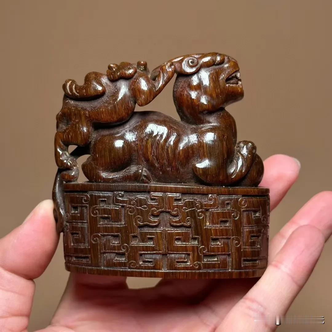 私人藏品老犀角雕瑞兽印章，造型椭圆，雕工精湛，瑞兽呈趴卧之姿，身形矫健，肌肉线条