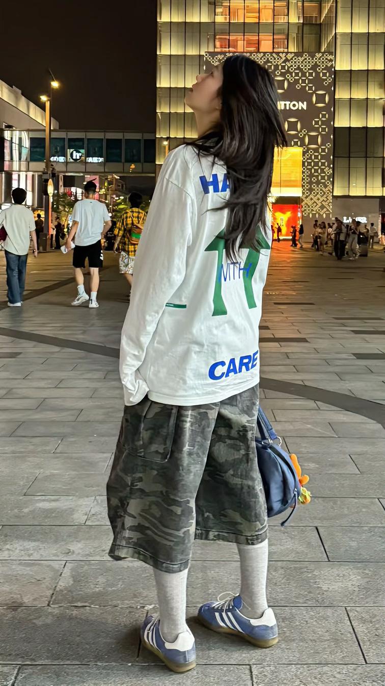 甜酷女孩有自己的春日穿搭。