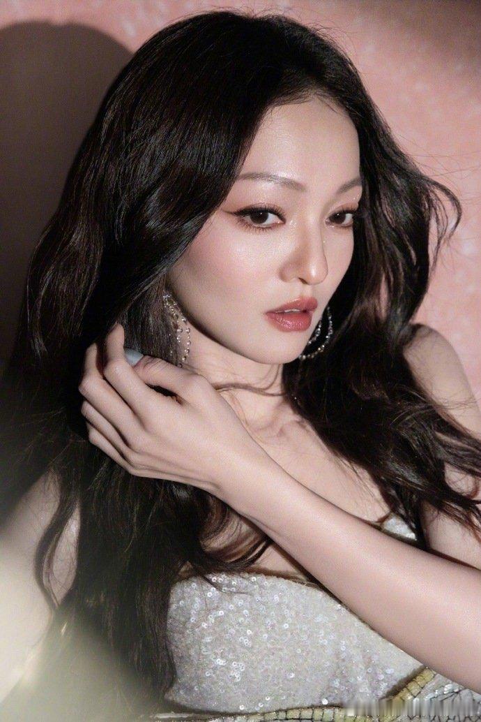 张韶涵爆曲唱不完根本唱不完 张韶涵的声音仿佛有魔力，她的爆曲像繁星闪耀，数都数不