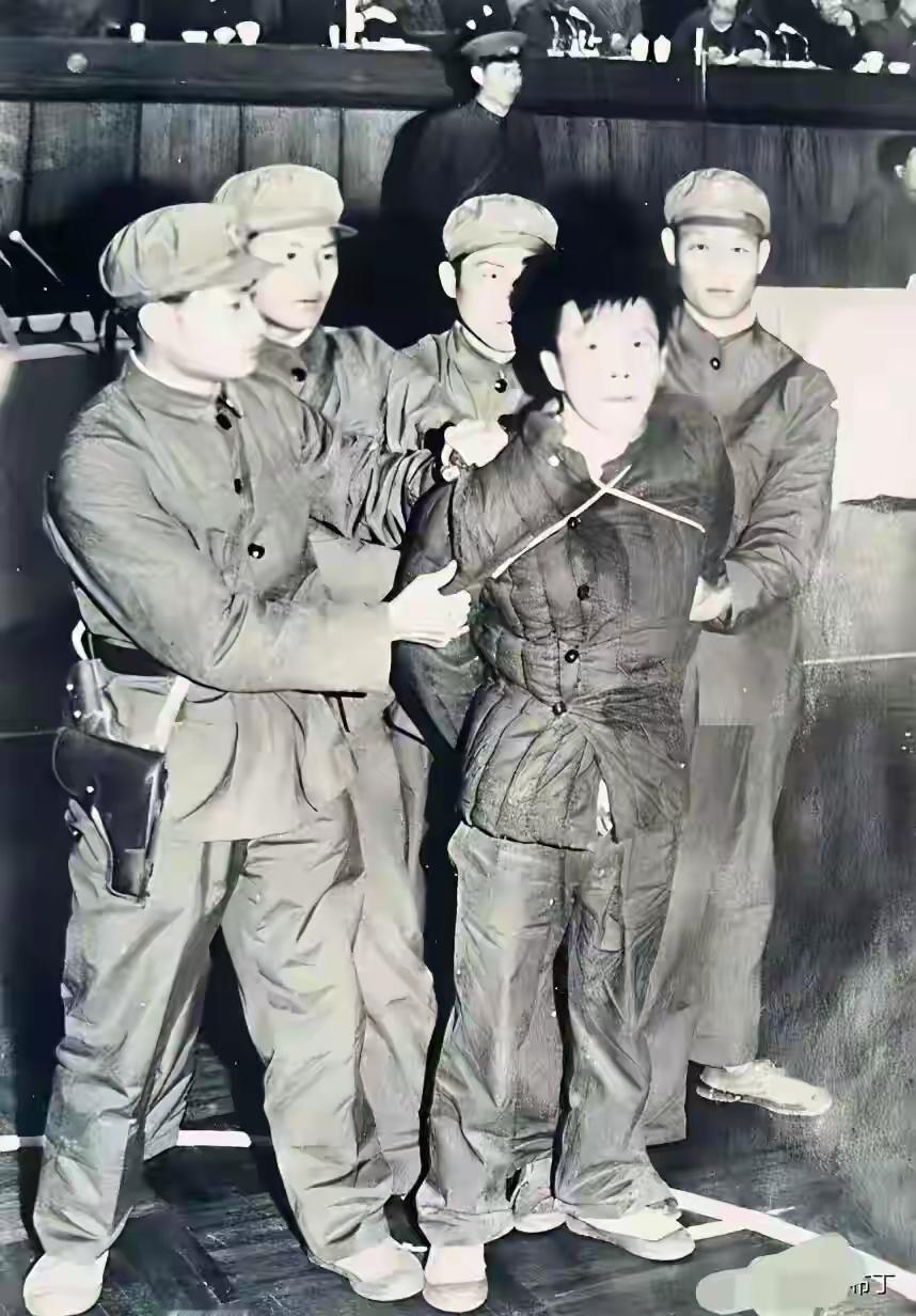 七十年代，熊紫平被押赴刑场的镜头，他一脸凶恶，毫无悔改之意。

那会儿的老百姓，