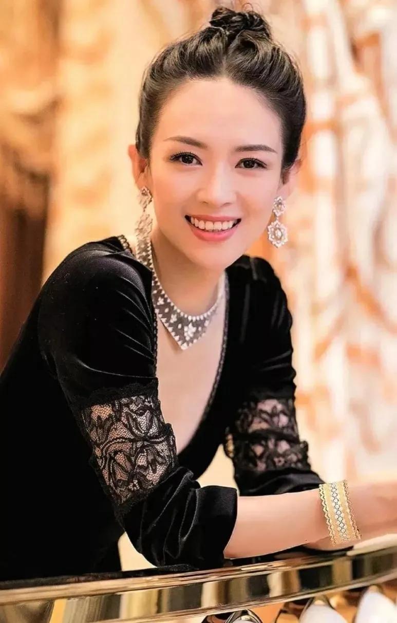 一次活动，记者问章子怡：“跟你结婚后汪峰为什么没有出圈好作品了？”  “他太幸福