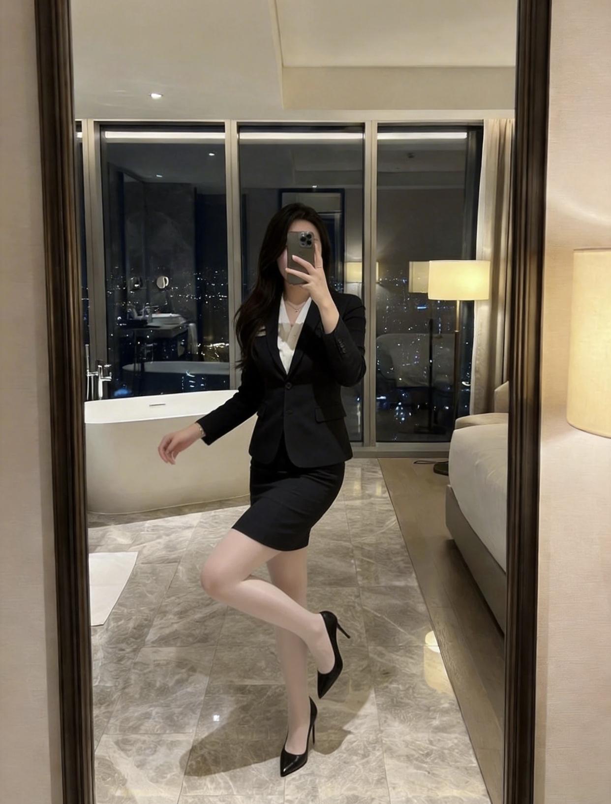 优雅型女孩子该怎么穿?搭配小西装外套，增添干练优雅。