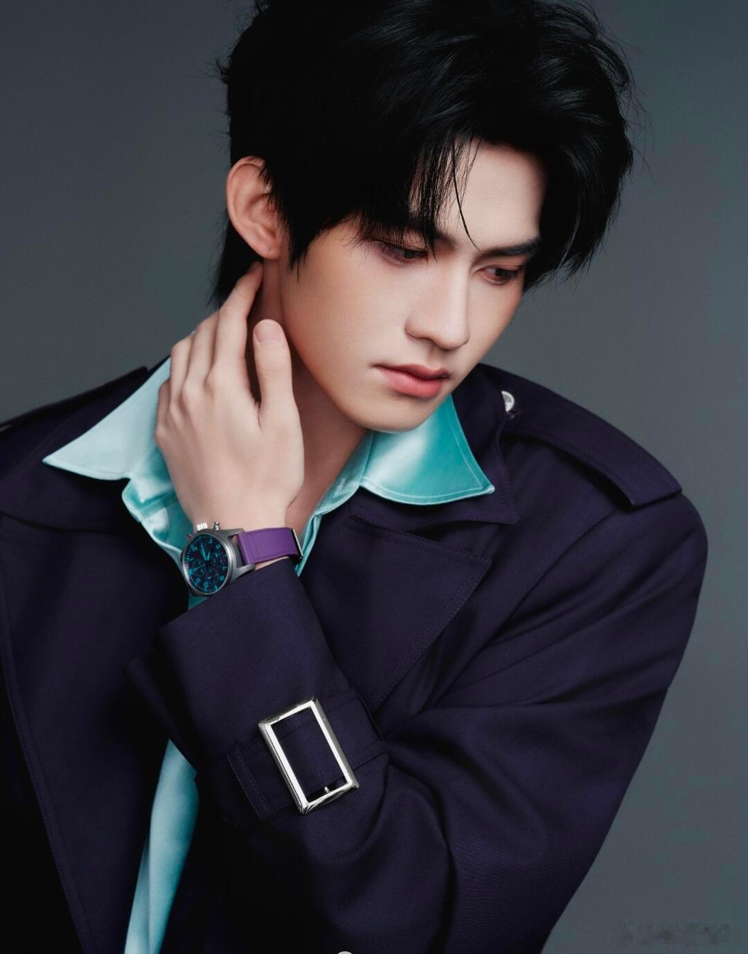 云旗IWC万国表腕表大片来了！深色风衣搭配薄荷绿缎面内搭，层次反差感十足。腕间全
