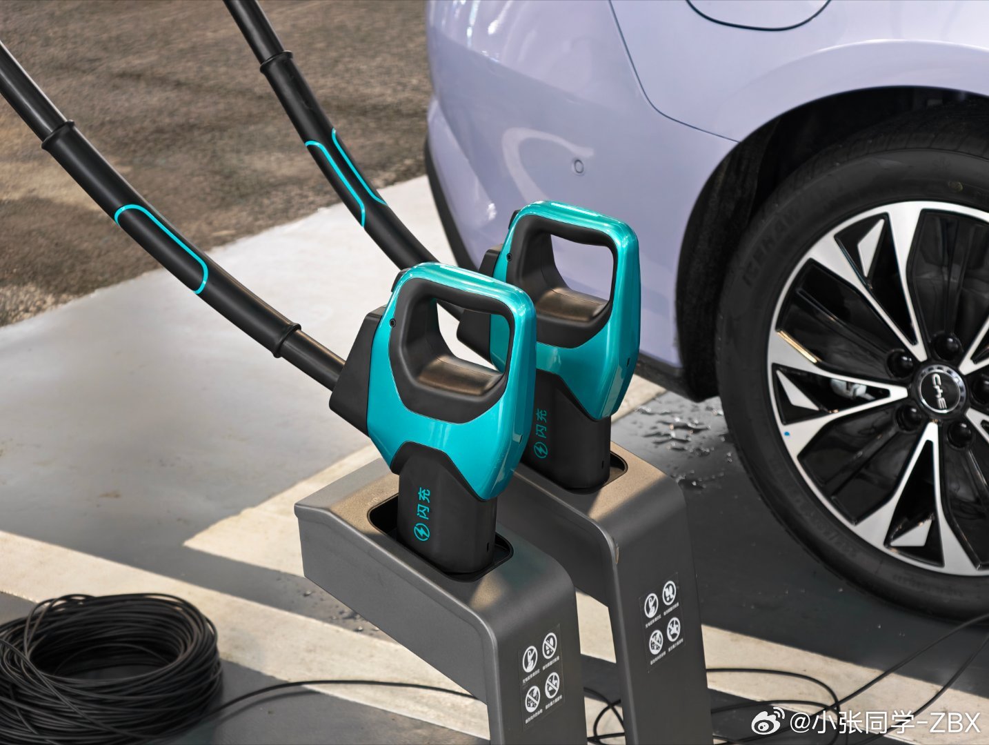 比亚迪闪充站建设真的猛 昨天参观的闪充站里还有一家七鲜你受得了吗目前看到的这个站