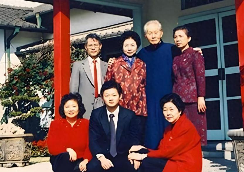 1930年，30岁的孙立人在南京舞会上，对17岁女学生张晶英一见钟情，转头就向发