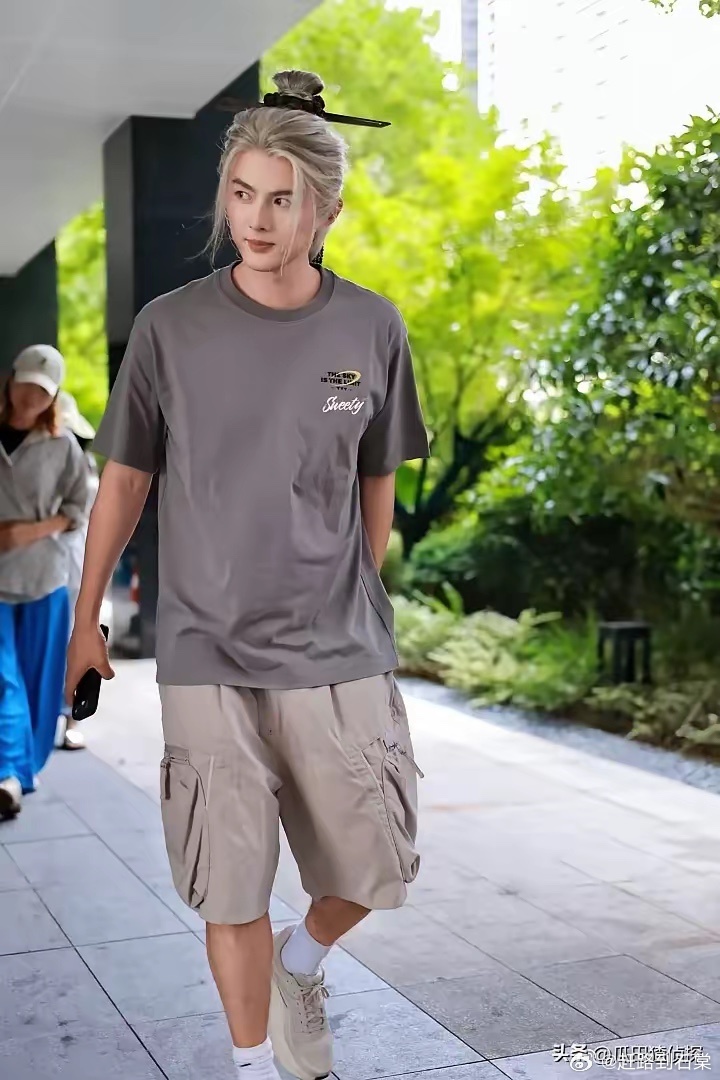 叶祖新进组念相思，白发造型什么水平？感觉配得上那句 法拉利老了也是法拉利。 