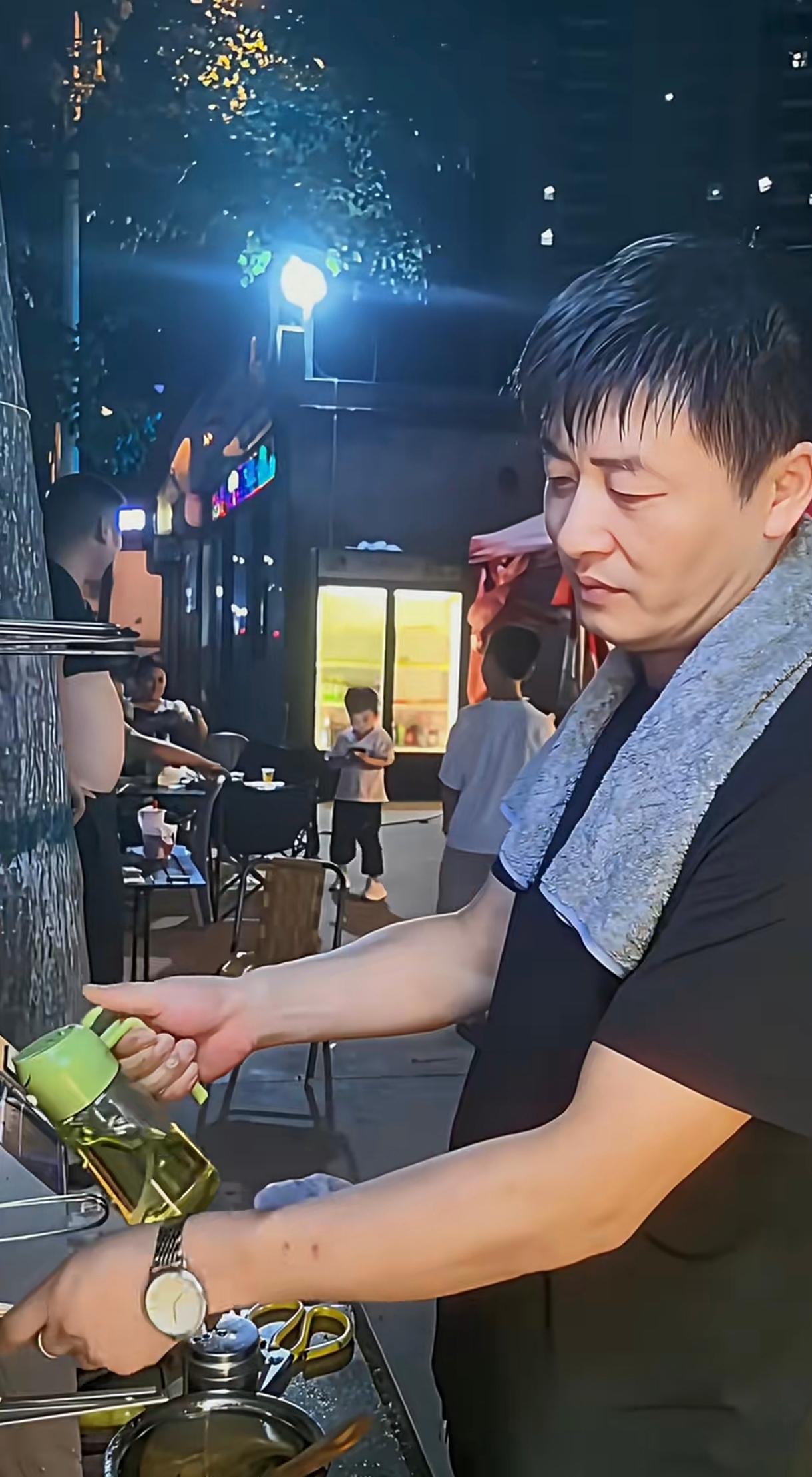 短视频改变普通人的命运，这就是互联网独有的魅力
 
夜市小摊上，一条毛巾搭肩头，