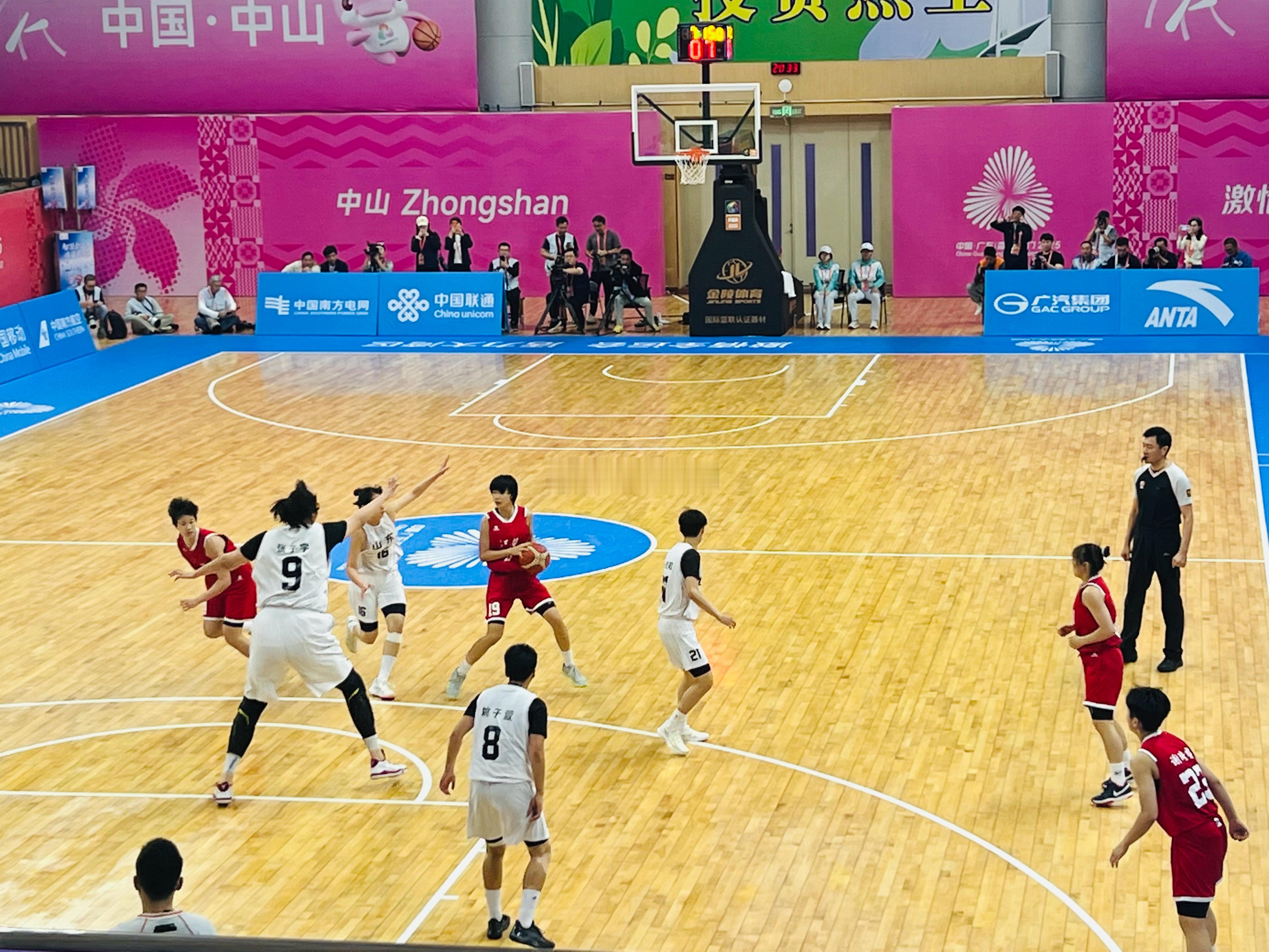 山东u18女篮目前64:41江苏，张子宇27分。 