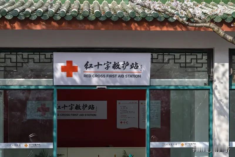 手持红十字救援证，在地铁站遇到有人倒地，第一反应却是叫保安……太尴尬了

前天坐