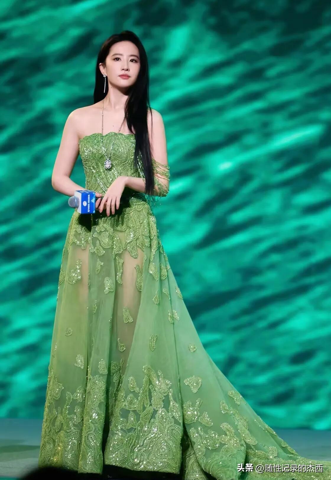 这身材真的是百里挑一，不知道那些排骨身材有什么好看的，女人就是要有点肉才好看，白