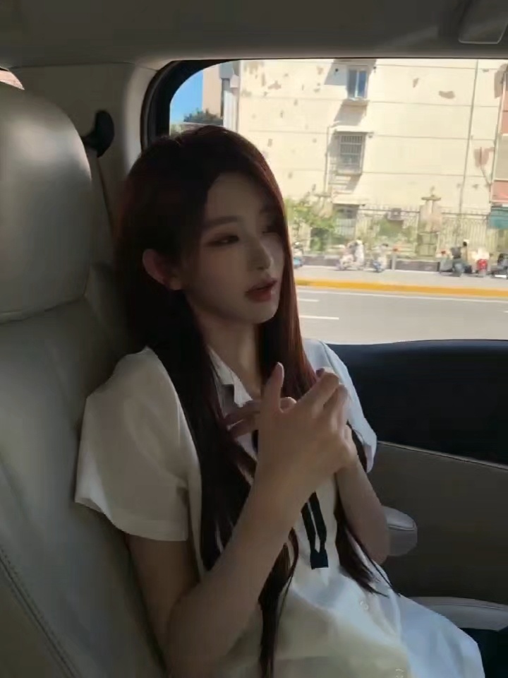 周诗雨校服写真 原来校服可以这么美丽吗......周诗雨这波属于是靠脸撑起了整个