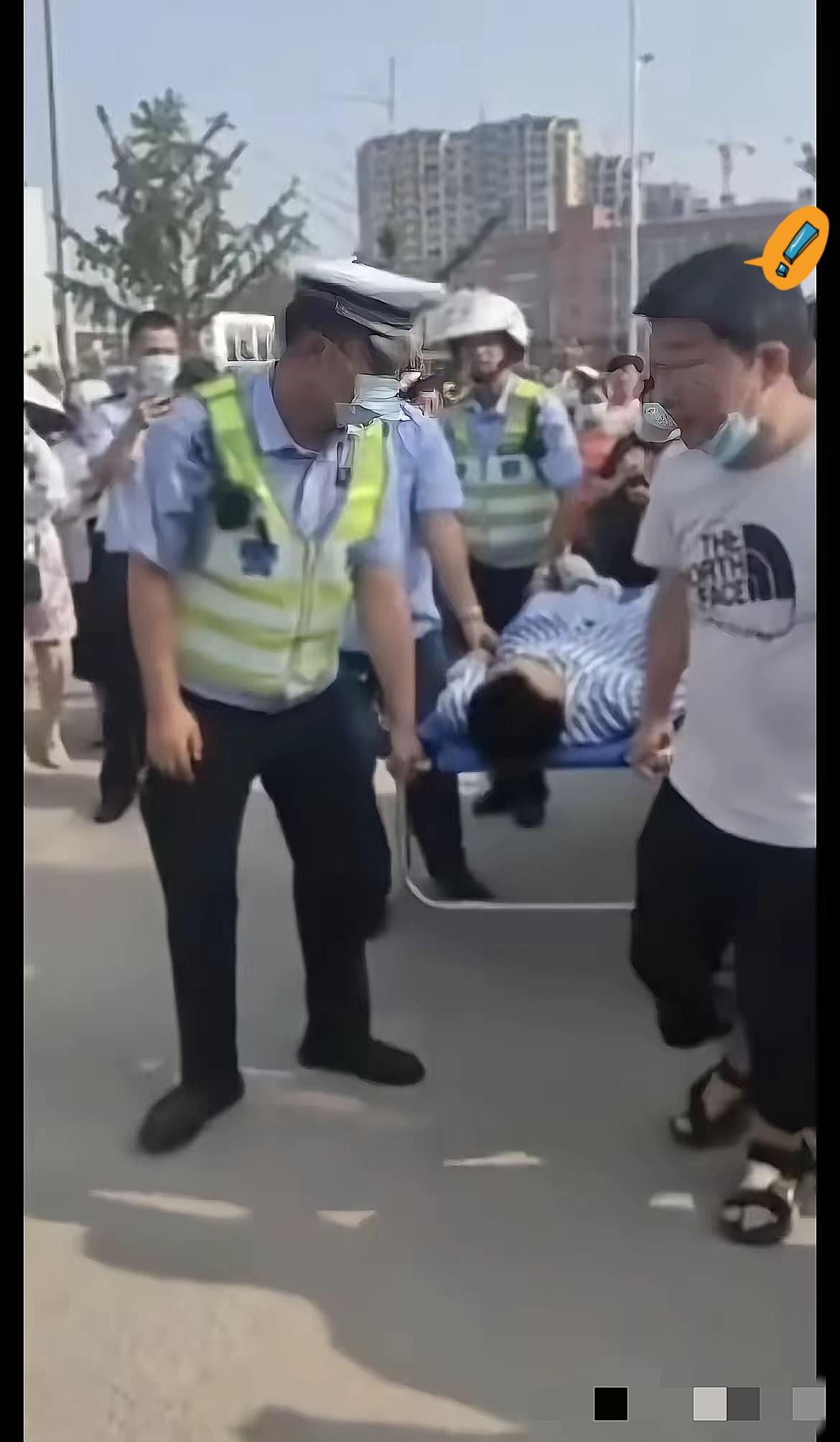 高考考场出现救护车，这一幕看哭了不少人！四川简阳一名考生考完首日科目后突发急性阑