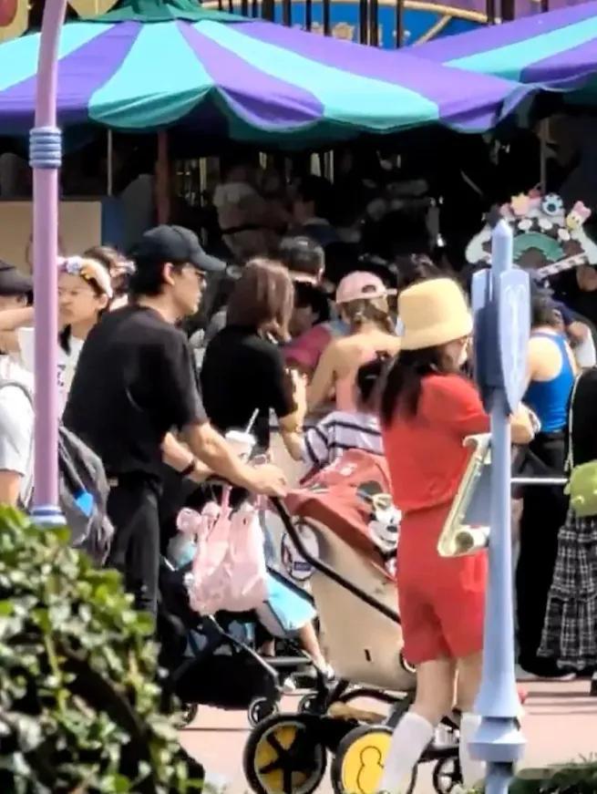 吴倩这是和前夫复合了吧？又被网友偶遇在香港迪士尼一起带娃，而且吴倩一看就是精心打