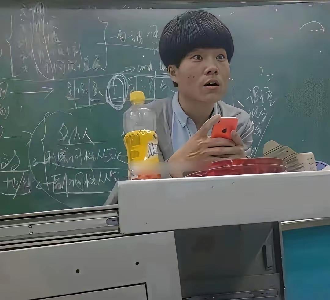 董宇辉教书时那眼睛还挺大的，纯净清澈。现在那小眯眯眼，看起来狡黠、鸡贼！
董宇辉