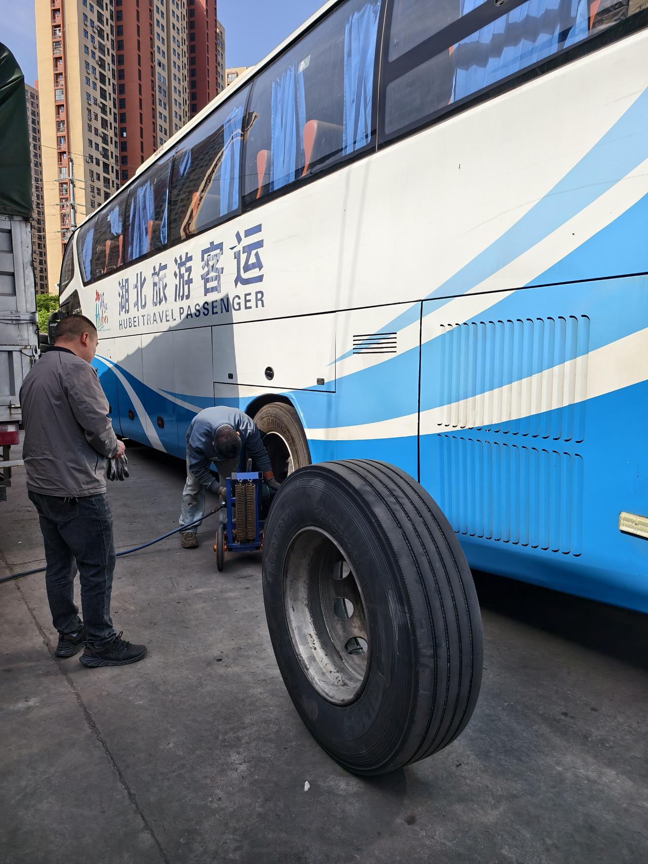 这个司机的服务意识，还停留在20年前！
今天跟着团队出门旅游，在所有人都上大客车