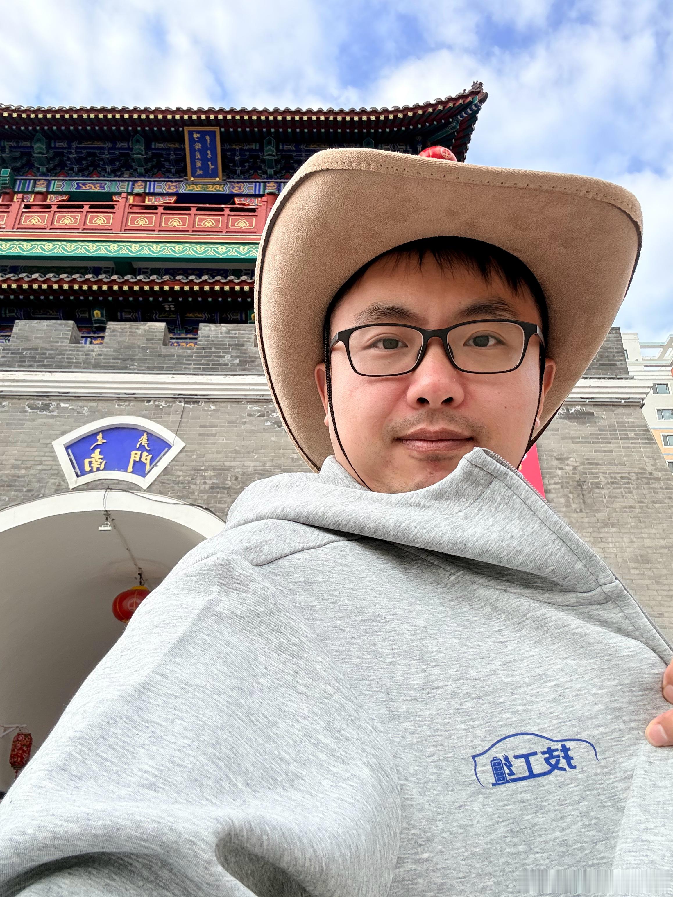 来呼伦贝尔，也不忘穿上“技工组”的卫衣 