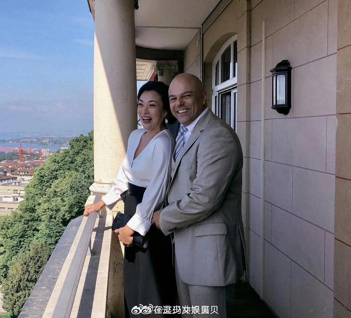 她绝对是少数嫁给外国人却没离婚的女明星，而且还相当的恩爱幸福，两人都一把年纪了，