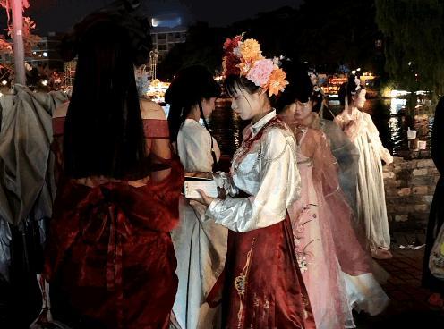 还是穿装的美女好，你看也可以，拍照也不反对。