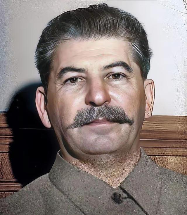 苏联的兴衰，正是国家主义狂飙突进又自我吞噬的悲剧剧本。它以“强大祖国”为名，将一