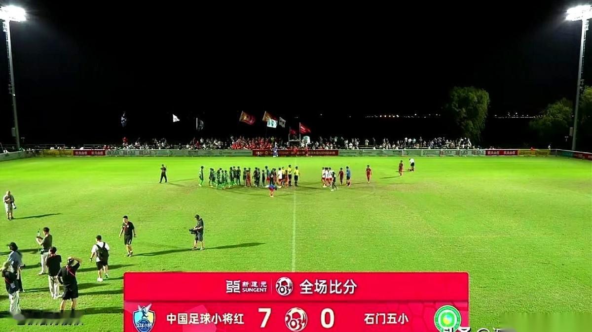 2034杯的直播画面切过，徐亮和董路猛地撞在一起，死死抱住对方，两人又蹦又跳，连